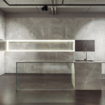 S011ar-uo-onice-grigio-lu-shiny-300150-amb12-showroom